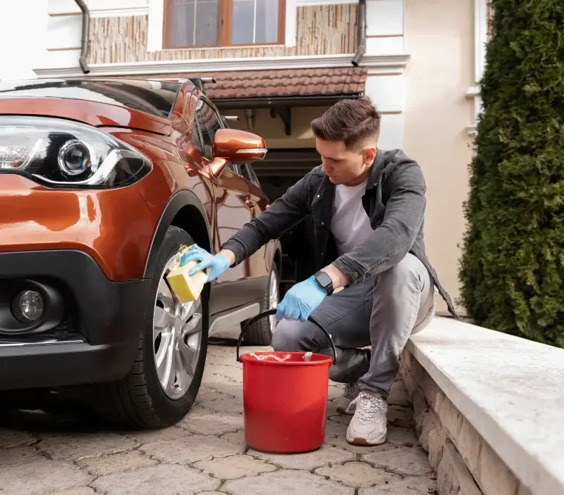 Lavage auto à domicile Petiville : professionnel intervenant sur un véhicule